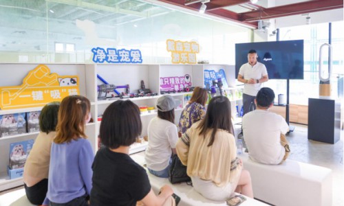 “净是宠爱”—— 戴森科技为爱宠家庭营造洁净居家环境