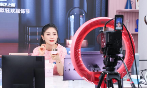 胡可直播间的幕后故事：带你揭秘一场电影感直播
