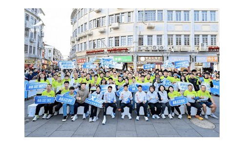 特步 "马拉松冠军城市行•厦门站"活力开跑，与冠军共赴百年中山路